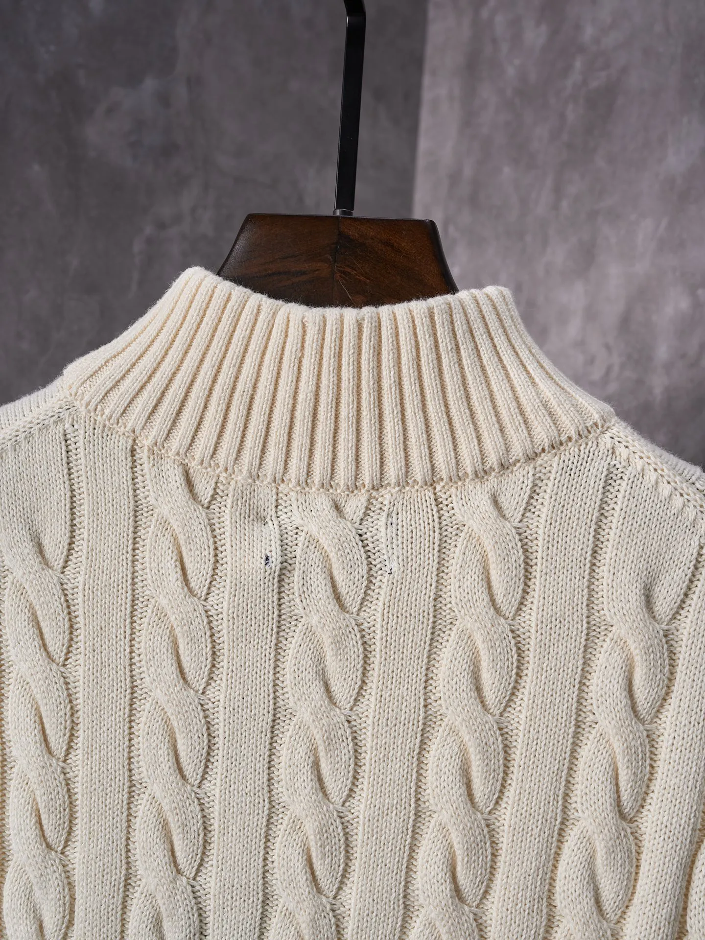P420 Actual auction] Ralph Lauren/Ralph Lauren embroidered cable knitted half-zip sweater [Ready stock] S M L Zippered half-high collar design, just the right amount of splendor. Interpret high-end style with unique details. Adhere to the timeless elegance and taste. Use imported machine embroidery technology. Use advanced computer control system and precision mechanical components to realize the iconic pony embroidery operation. High precision. Smooth and delicate lines. Three-dimensional cable weaving. Through clever shifting and interweaving of coils, adjacent coils are cross-shifted to form a twisting effect. The lines are smooth and regular. Time-consuming and labor-intensive. Ready-made clothes are washed and softened to remove odors. Use professional washing equipment and specific detergents to deeply clean and deodorize clothes, improve the feel and appearance of clothes, and improve the fit.